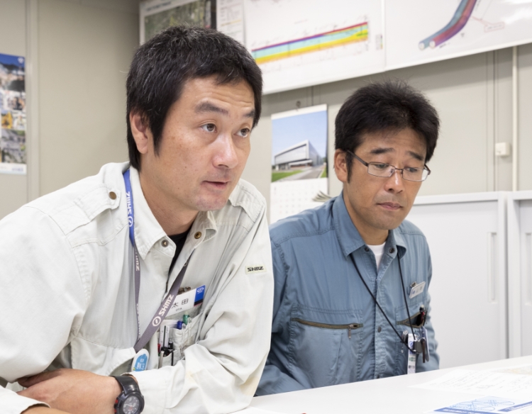 清水建設の太田所長(左)と土木営業部の山本課長(右)